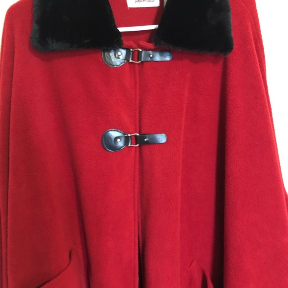 Red fleece cloak - Picture 2 of 3